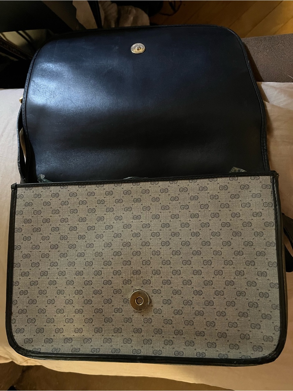 Gucci vintage crossbody bag Beige and Black with Red-Accent Stripe - Picture 3 of 12